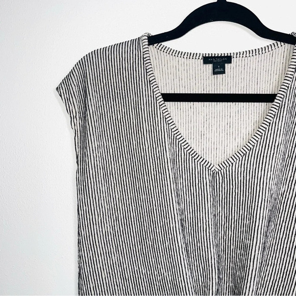 Ann Taylor Factory Cream & Black Striped Knot Hem Textured Top Small Women’s - Picture 3 of 10